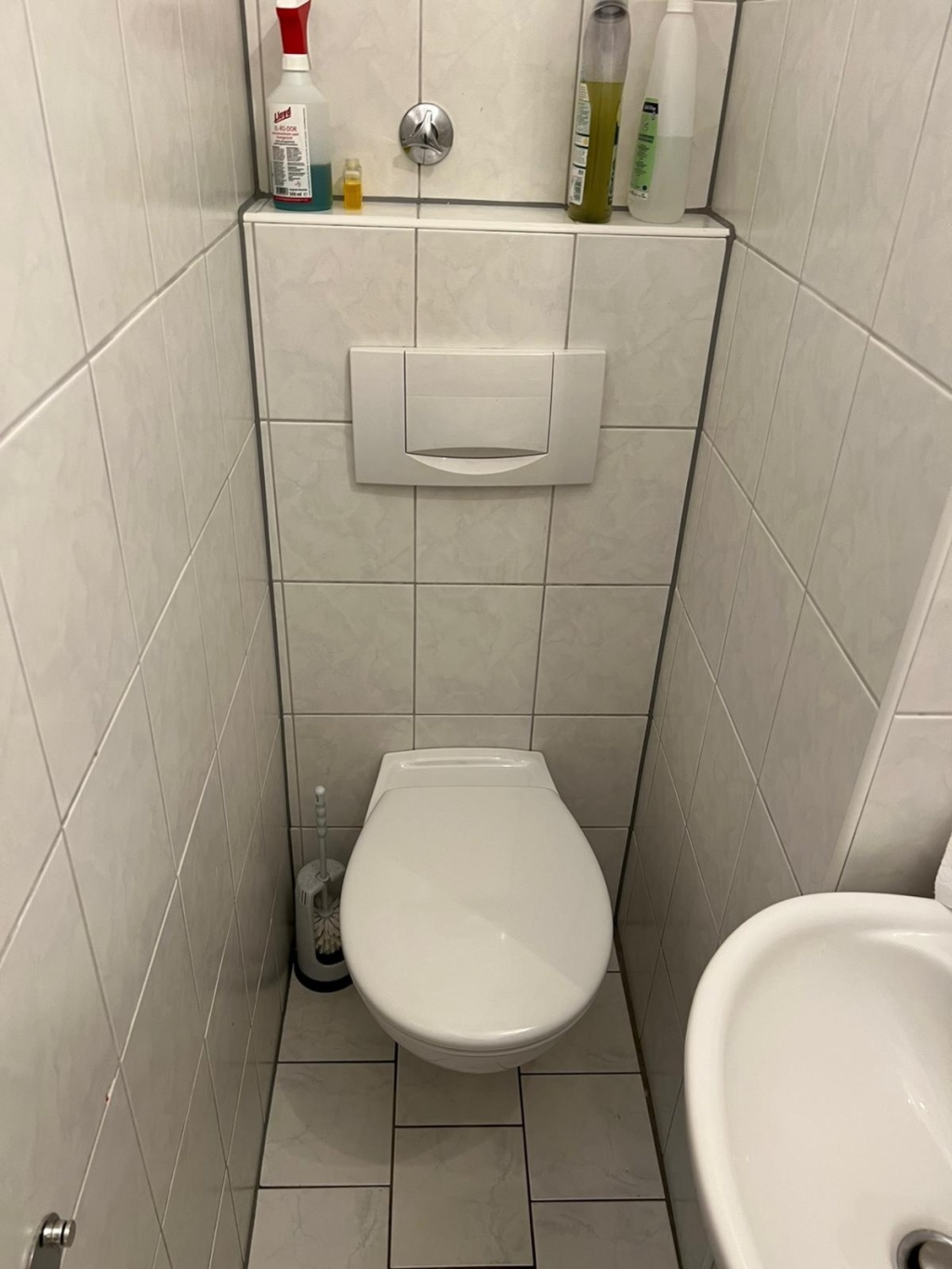 Habitación en WG Centrum Frauenstrasse - getrenntes WC mit Waschbecken