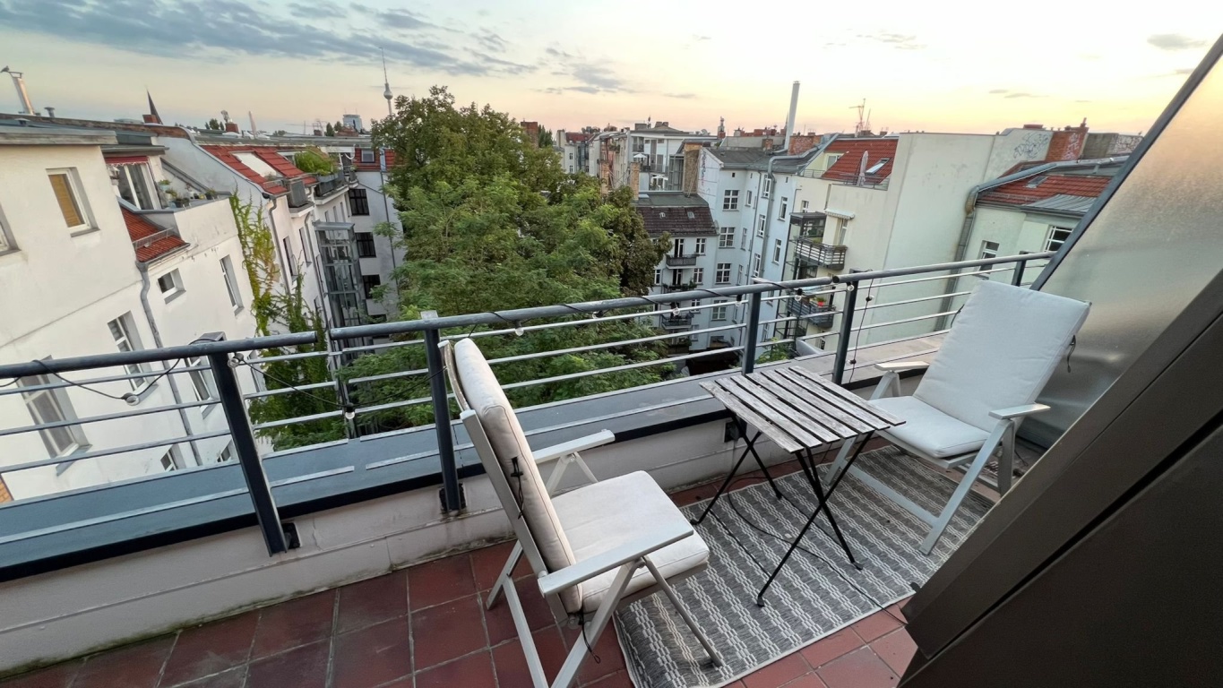 Penthouse with 2 rooms and 2 balconies in the heart of Prenzlauer Berg