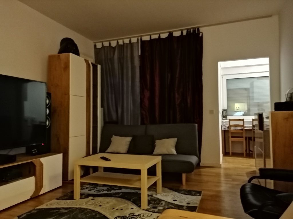 Habitación en WG Lichterfelde Drakestr. 75-85 - Balkon hinterm Vorhang