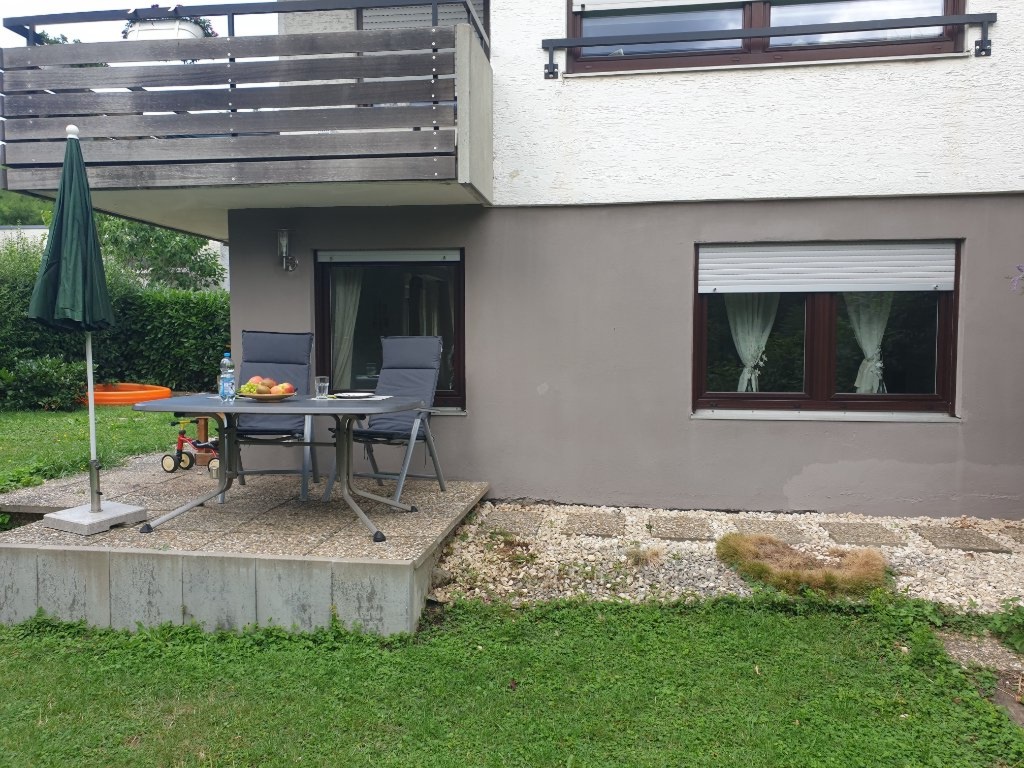 ***möblierte 2 Zi.-Wohnung für 1 Person in ruhiger und grüner Bestlage in Bad-Cannstatt*** – Erbstetter Str. 00, 70374 Stuttgart Bad Cannstatt – Vorschaubild 2