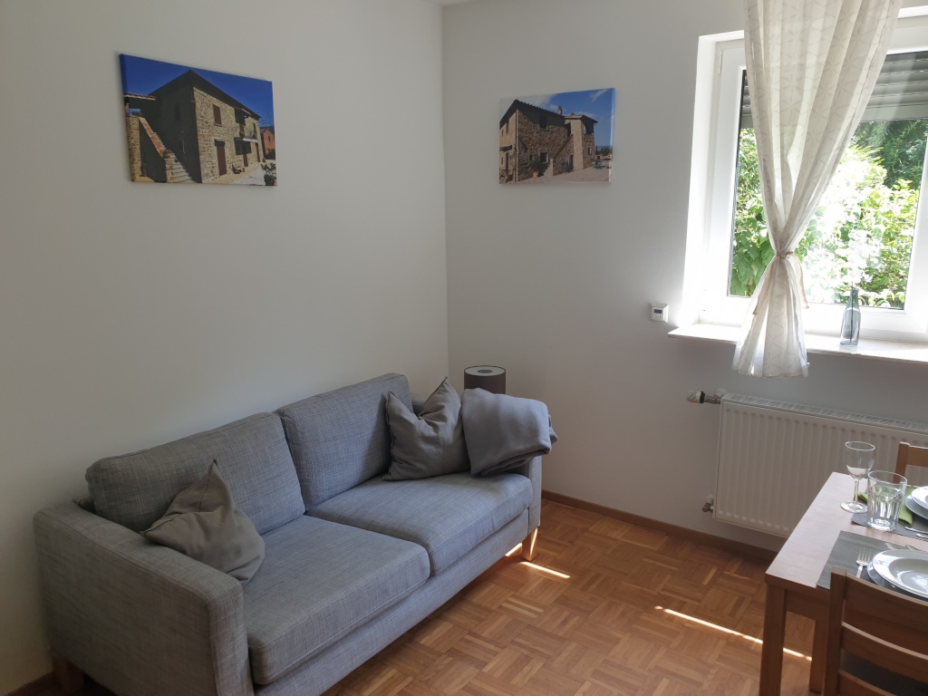 ***möblierte 2 Zi.-Wohnung für 1 Person in ruhiger und grüner Bestlage in Bad-Cannstatt*** – Erbstetter Str. 00, 70374 Stuttgart Bad Cannstatt – Vorschaubild 4