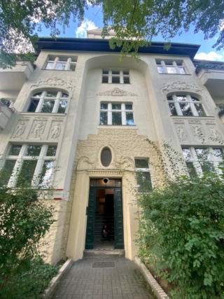 JUGENDSTIL ALTBAU/Art Nouveau komplett möbliert ruhig, sicher und leicht 2-Zimmer mit Balkon und Badewanne in KARLSHORST — photo 1