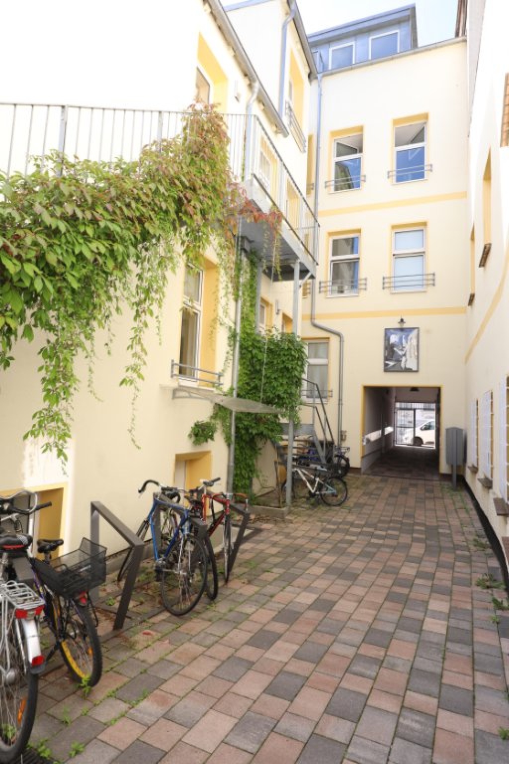WG-Zimmer Kröpeliner Tor Vorstadt Friedrichstr. 28 - Rückansicht Wohnungsfenster im DG