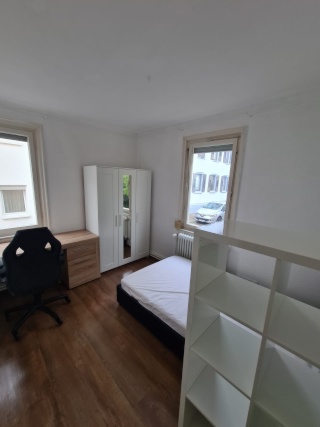 Anzeigenbild: Gemütliches, helles Hochparterre-Zimmer in teilsaniertem Altbau in super Lage