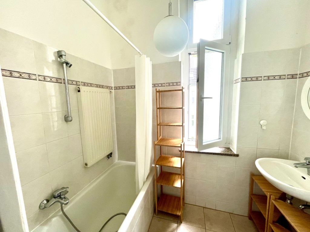 Apartamento Karlshorst Stolzenfelsstr. - bathroom with bathrube and window to garden