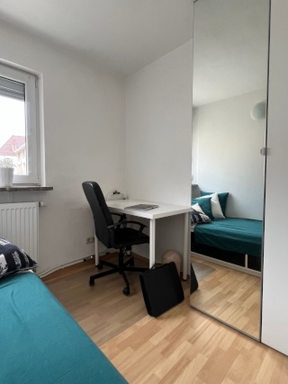 Ad image: Voll möbeliert, große Fenster, zentrale Lage, internationals welcome!