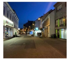 Kleines Zimmer mit Gartenblick