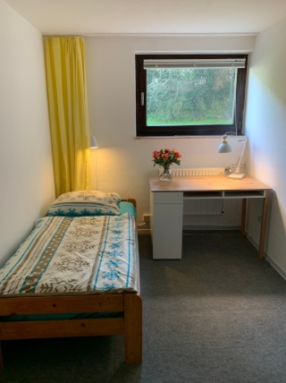 Room in beautiful, quiet surroundings with easy access — Zimmer (11qm) in wunderschöner 2-Zimmer-Wohnung mit Garten in sehr ruhiger Lage **NÄHE UNI-CAMPUS GARBSEN**