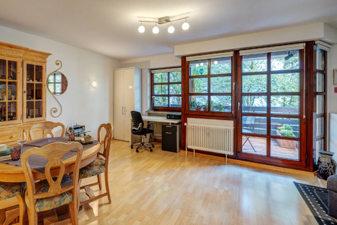 Wohnung Schwabing-West Emanuelstr. - Wohnzimmer mit Office-Bereich • WLAN | Living room with office area