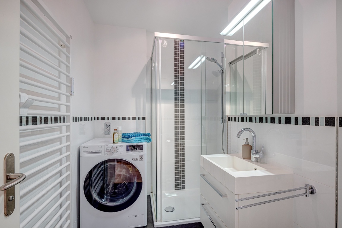 Wohnung Schwabing-West Emanuelstr. - Bad mit Dusche und Waschtrockenkombination | Bathroom with shower and washer-dryer combination