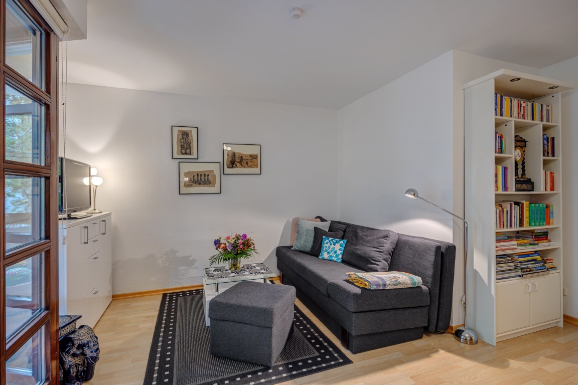 Wohnung Schwabing-West Emanuelstr. - Wohnzimmer - Referenzfoto mit alter Möblierung – neue Mö | living room - Reference photo showing the previous furniture – new furniture is currently being delivered.