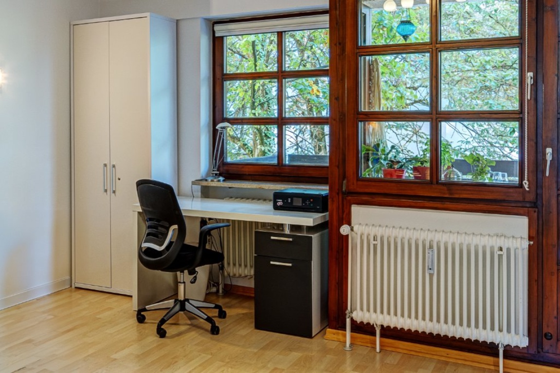 Wohnung Schwabing-West Emanuelstr. - Office Bereich • WLAN • Multifunktionsdrucker - Referenzfoto mit alter Möblierung – neue Möbel werden derzeit geliefert. | Office area - WLAN - Multifunction printer