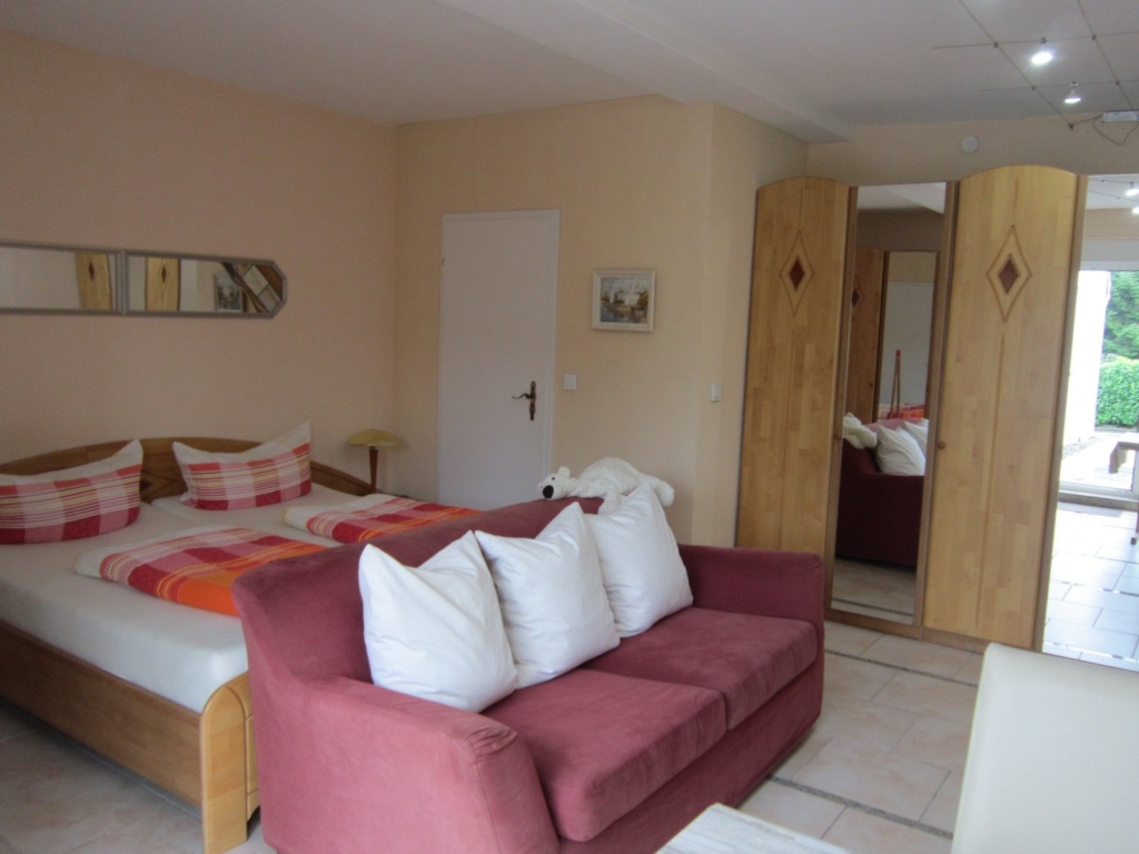 1-Zimmer-Wohnung Allmannsdorf Schiffstraße, Fähre - Zimmer 2 mit Du/WC Bett