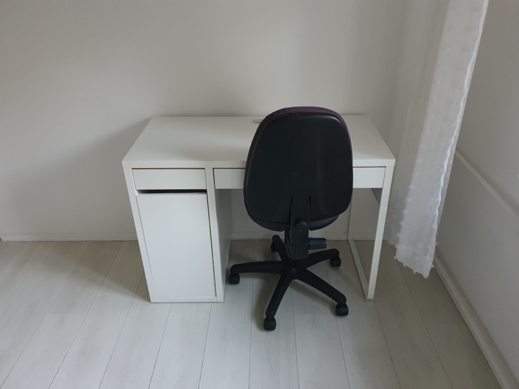 WG-Zimmer Wedding Londoner Straße - Schreibtisch und Schreibtischstuhl