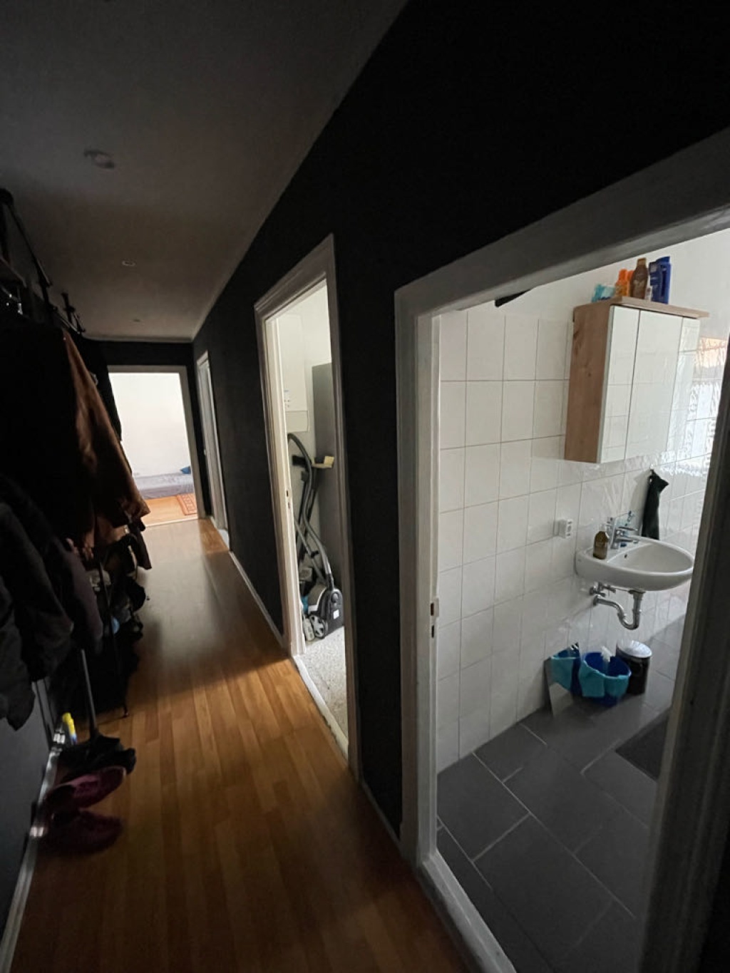 Wohnung Neukölln Weisestraße 43 - corridor with bathroom, kitchen, room and living room doors