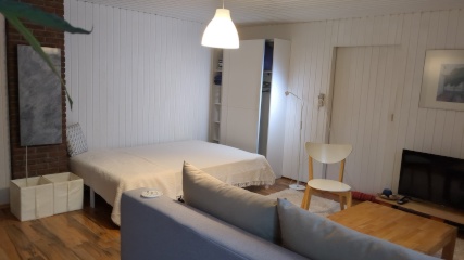 Ad image: Jung hilft Alt - Studentin gesucht..Bin wbl. , junge74 und biete Wohnpartnerschaft. Jede Stunde Hilfe veringert die Miete..  Biete: neu möbliertes Zimmer mit Miniküche( kein Wasseranschluß!),DU/WC, extra Eingang, 10 Min zu Fuß