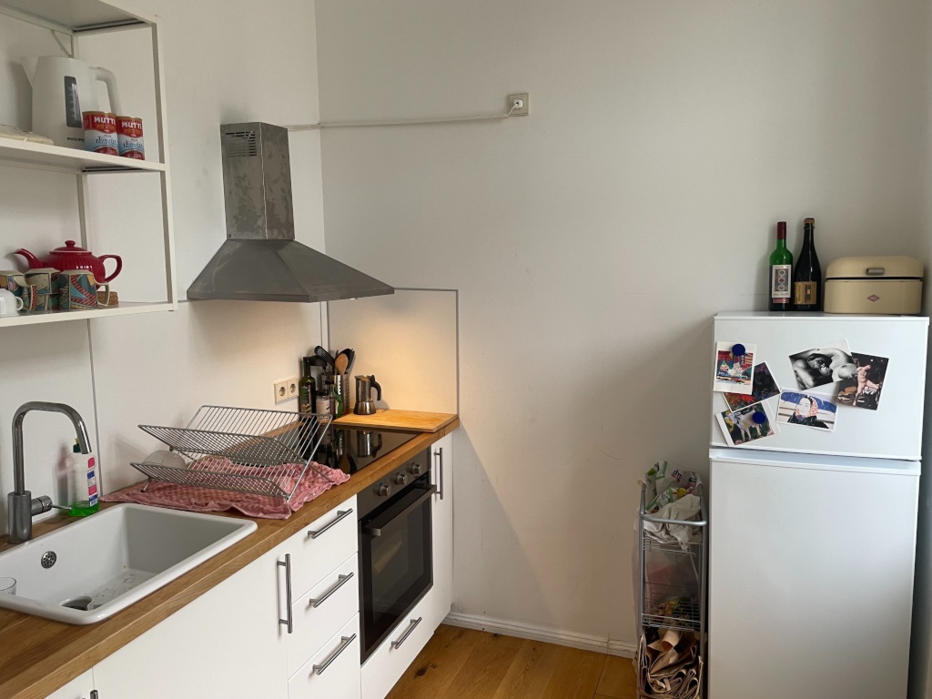 Flat Moabit Wiclefstr. - Küche (auf der rechten Seite Zugang zum Balkon)