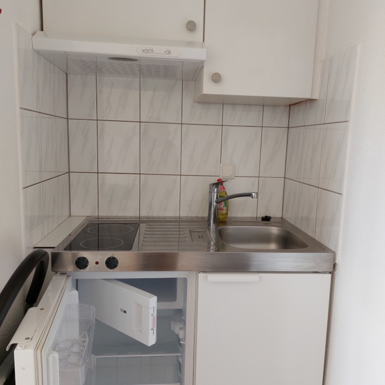 Helles/ruhiges und frisch renoviertes Appartement (24 qm) bei der Hauptmensa und Unibibliothek ab 1.10.26 zu vermieten. Das attraktive Angebot eine vollmöblierte, löffelfertige Wohnung im Köln Campus. Das Haus ist sehr gepflegt und sicher. – Zülpicher Wall 16, 50674 Köln Neustadt-Süd – Vorschaubild 7