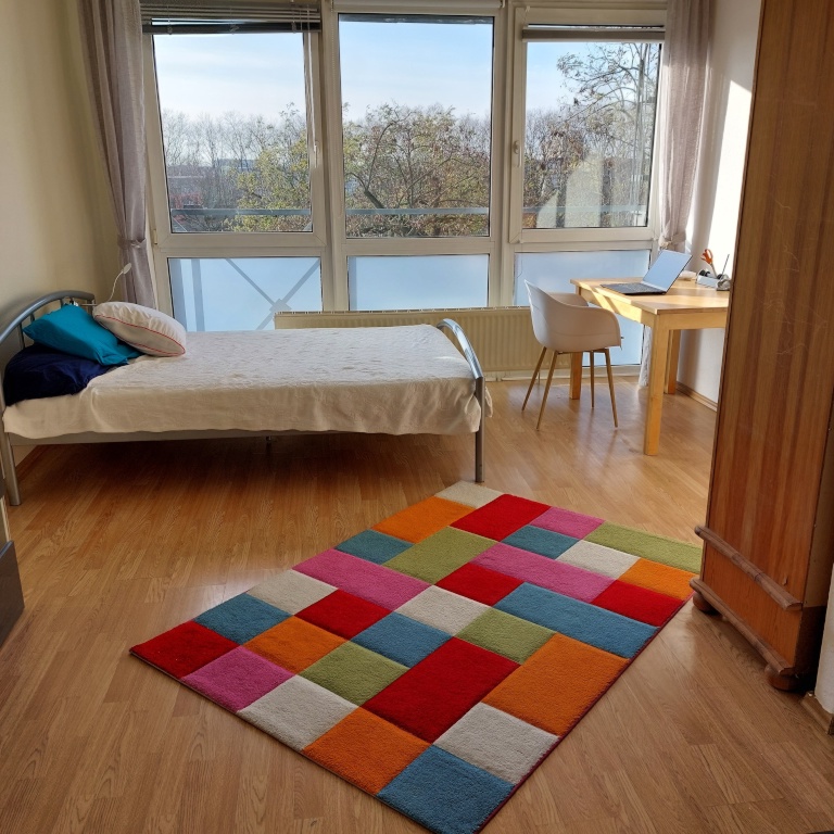 Helles/ruhiges und frisch renoviertes Appartement (24 qm) bei der Hauptmensa und Unibibliothek ab 1.10.26 zu vermieten. Das attraktive Angebot eine vollmöblierte, löffelfertige Wohnung im Köln Campus. Das Haus ist sehr gepflegt und sicher.