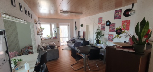 Anzeigenbild: kl. Dachzi. in 5er WG m Balk. isoliert u gut möbliert m netten Studenten; nur ca.10 min. SB v Uni, high Speed Internet, v.Priv.