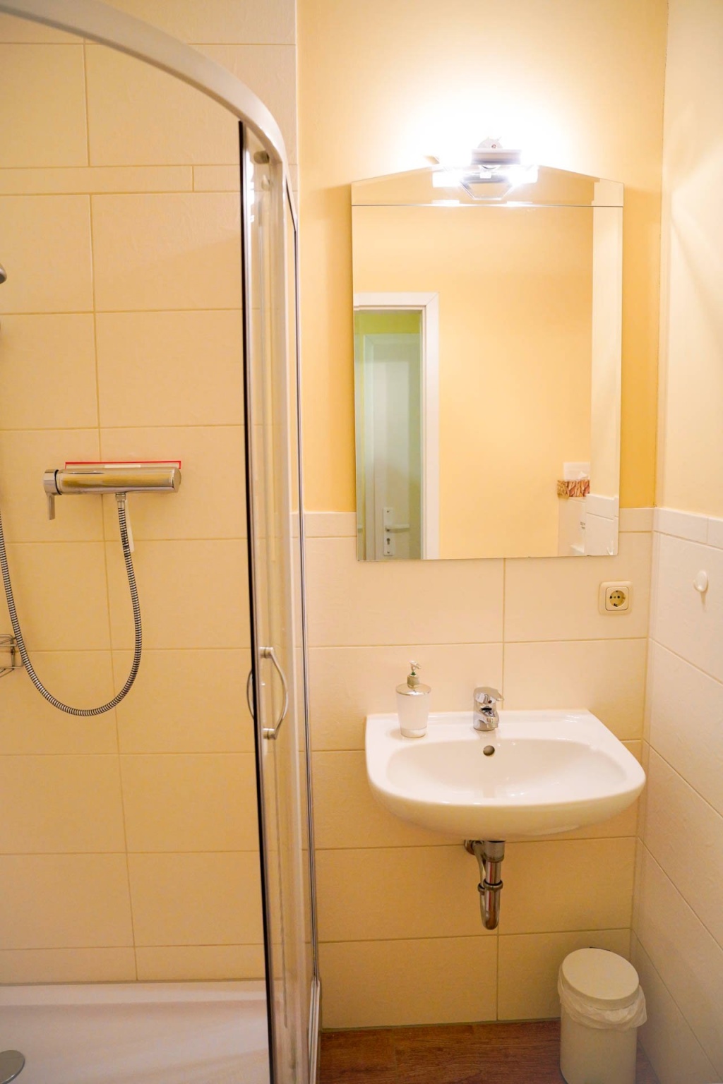 Zimmer "Am Augustiner Kloster", (insb. bei Ausbildung, Weiterbildung und Montage) – Gotthardtstraße 16, 99084 Erfurt Erfurt-Altstadt – Vorschaubild 3
