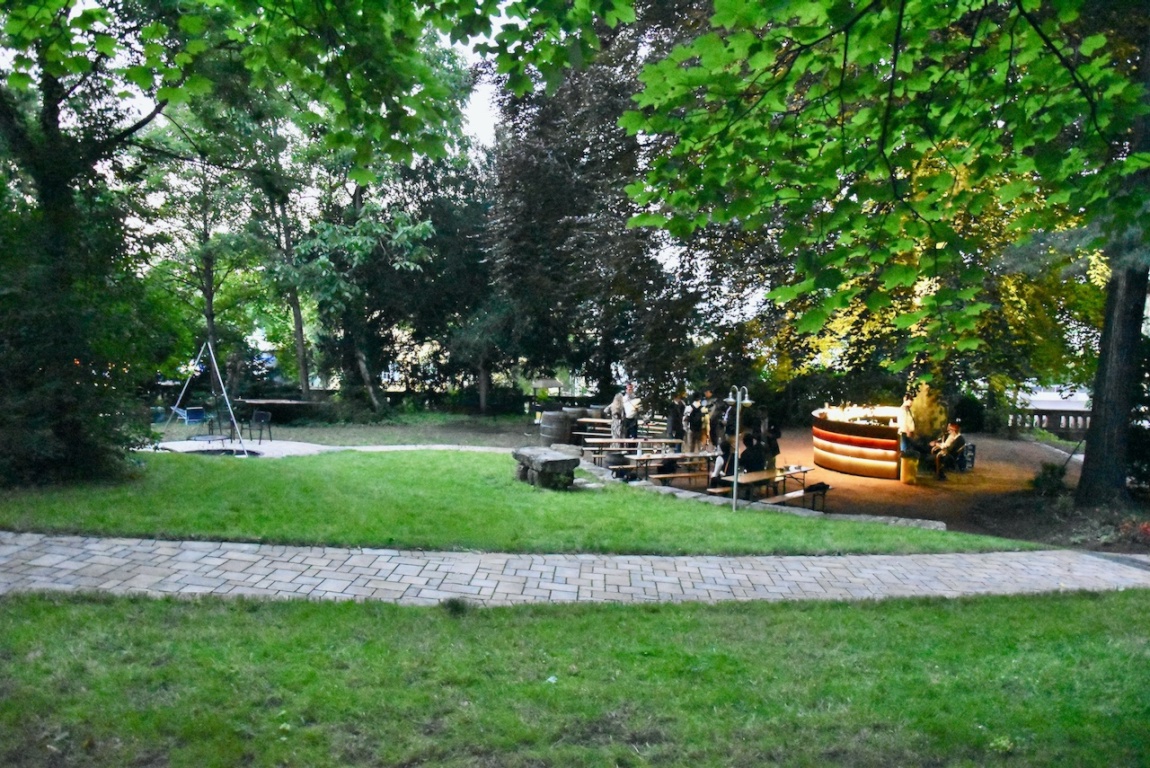 WG-Zimmer Hartenberg/Münchfeld Mombacher str. 87 - Grillstelle mit Sitzplatz (Aussenbar)