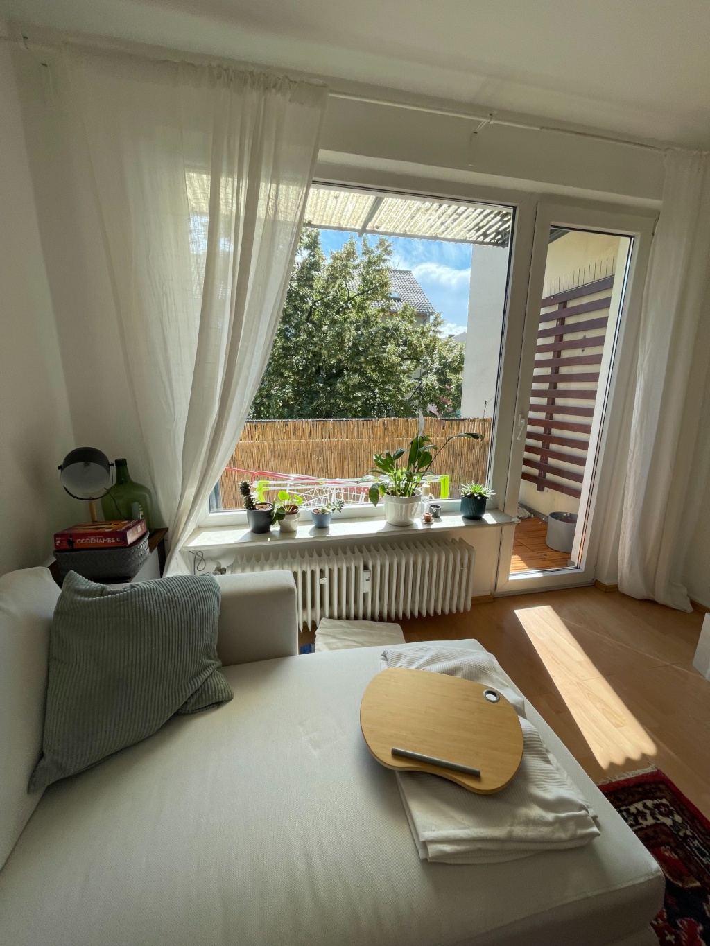 WG-Zimmer Nordend-Ost Mercatorstraße - Wohnzimmer mit Blick auf den Balkon