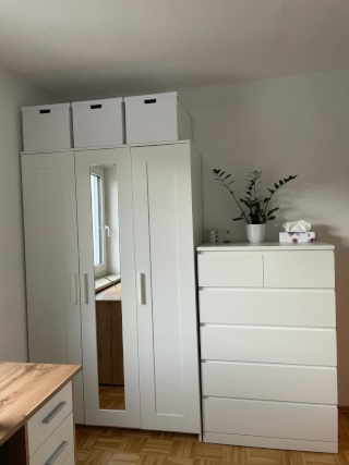 1 schönes, helles, Zimmer 18 m2 in 4er Studentinnen-WG frei