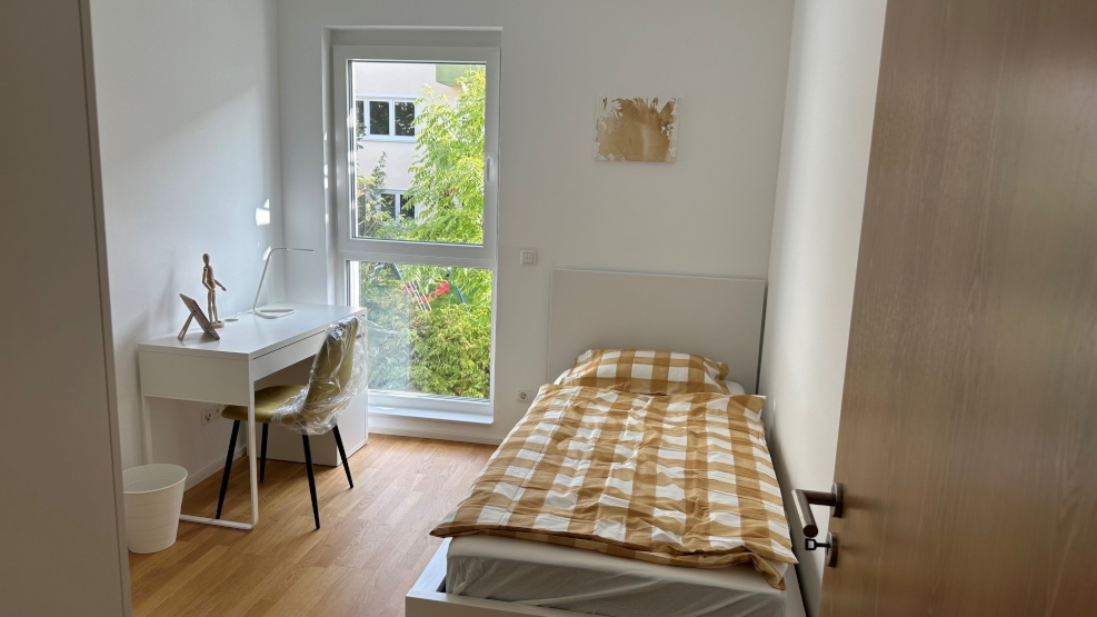 Modern furnished Room in a Modern flat for Rent in Prime Location