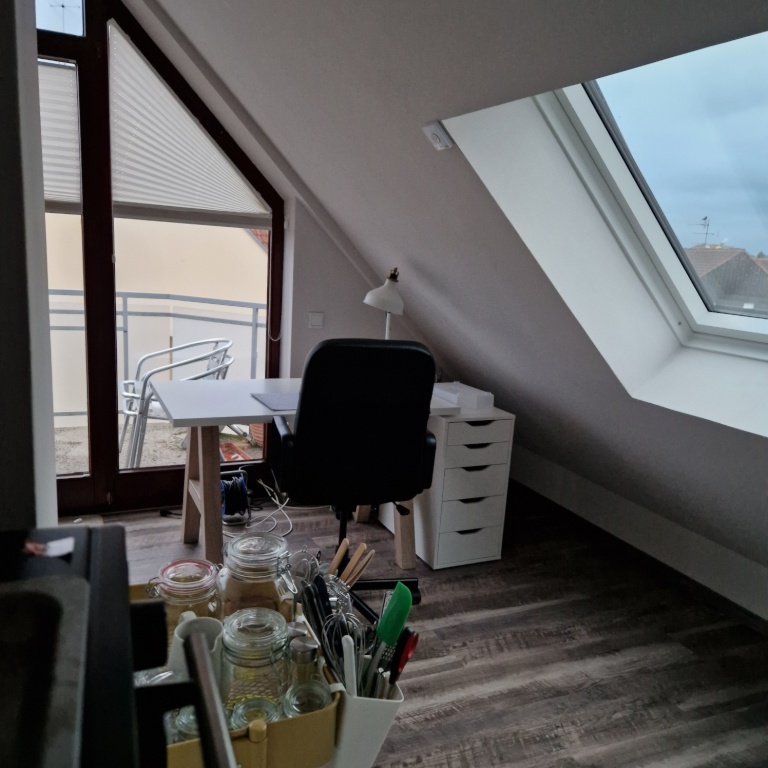 Habitación en WG Schwabach Konrad-Adenauer-Straße - Arbeitsplatz und Balkon