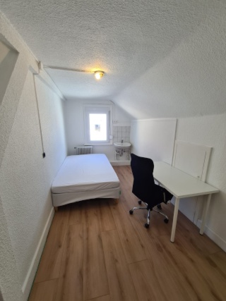 Anzeigenbild: Frisch renovierte 4er WG mitten in der Stadt (DG Zi. 4)