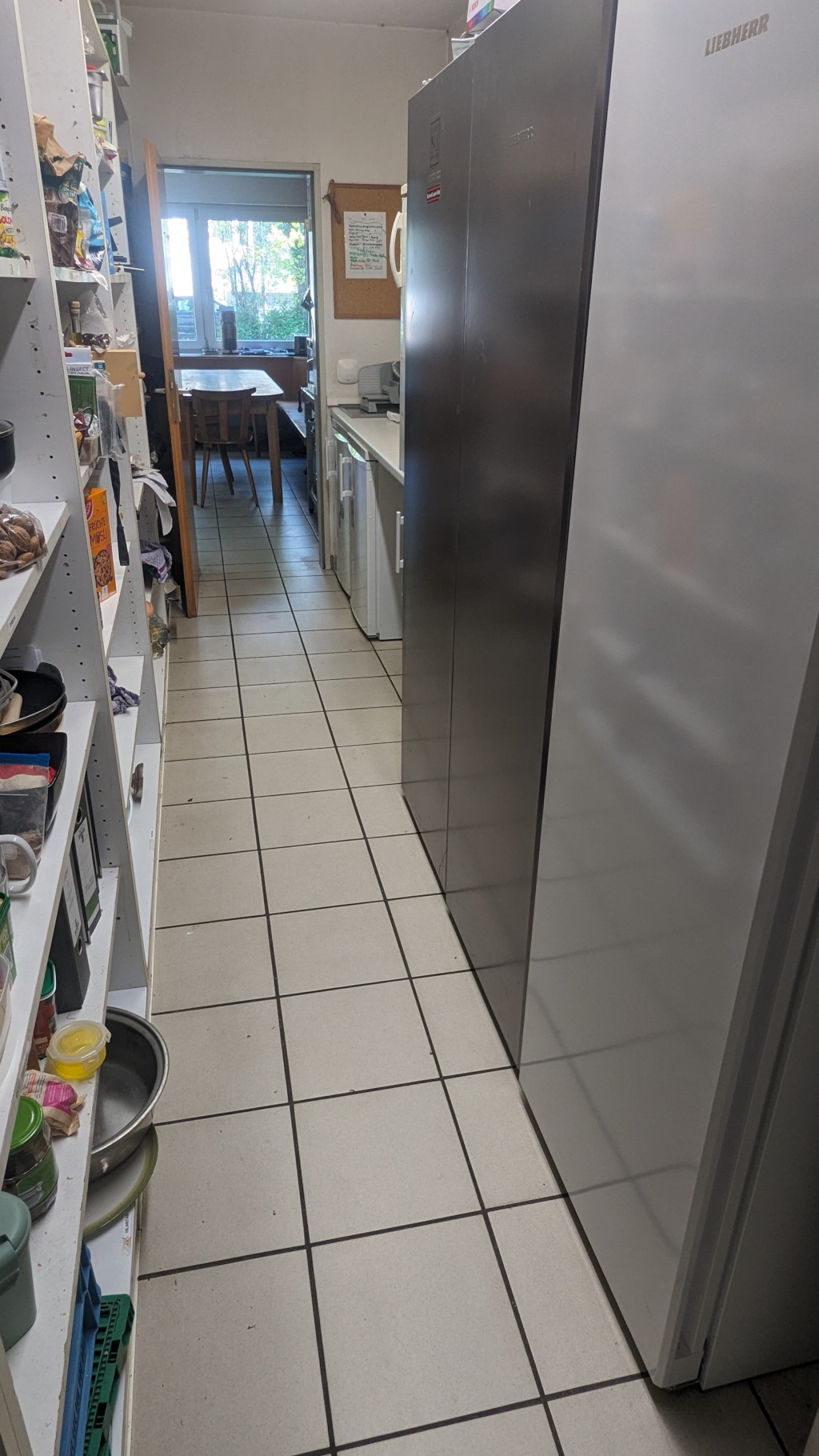 Habitación en WG Ost Stafflenbergstraße 66 - Küche Speisekammer