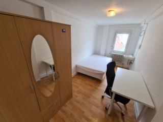 Anzeigenbild: Frisch renovierte 4er WG mitten in der Stadt (DG Zi. 2)