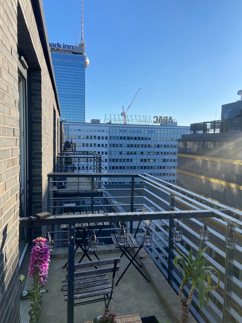 Gesamte Studiowohnung mit Balkon in Alexanderplatz Entire Studio Apartment with Balcony in Alexanderplatz – Alex-Wedding-Straße 3 188, 10178 Berlin Mitte – Vorschaubild 2