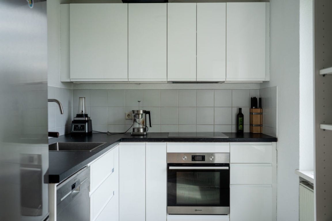 Flat Friedrichshain-Kreuzberg Willibald-Alexis Straße 4 - Modern kitchen with big window and dish washer