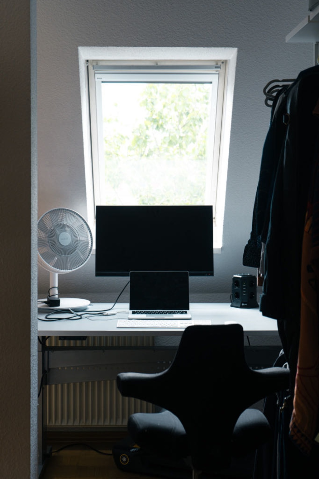 Flat Friedrichshain-Kreuzberg Willibald-Alexis Straße 4 - Working space with standing desk inside walking closet
