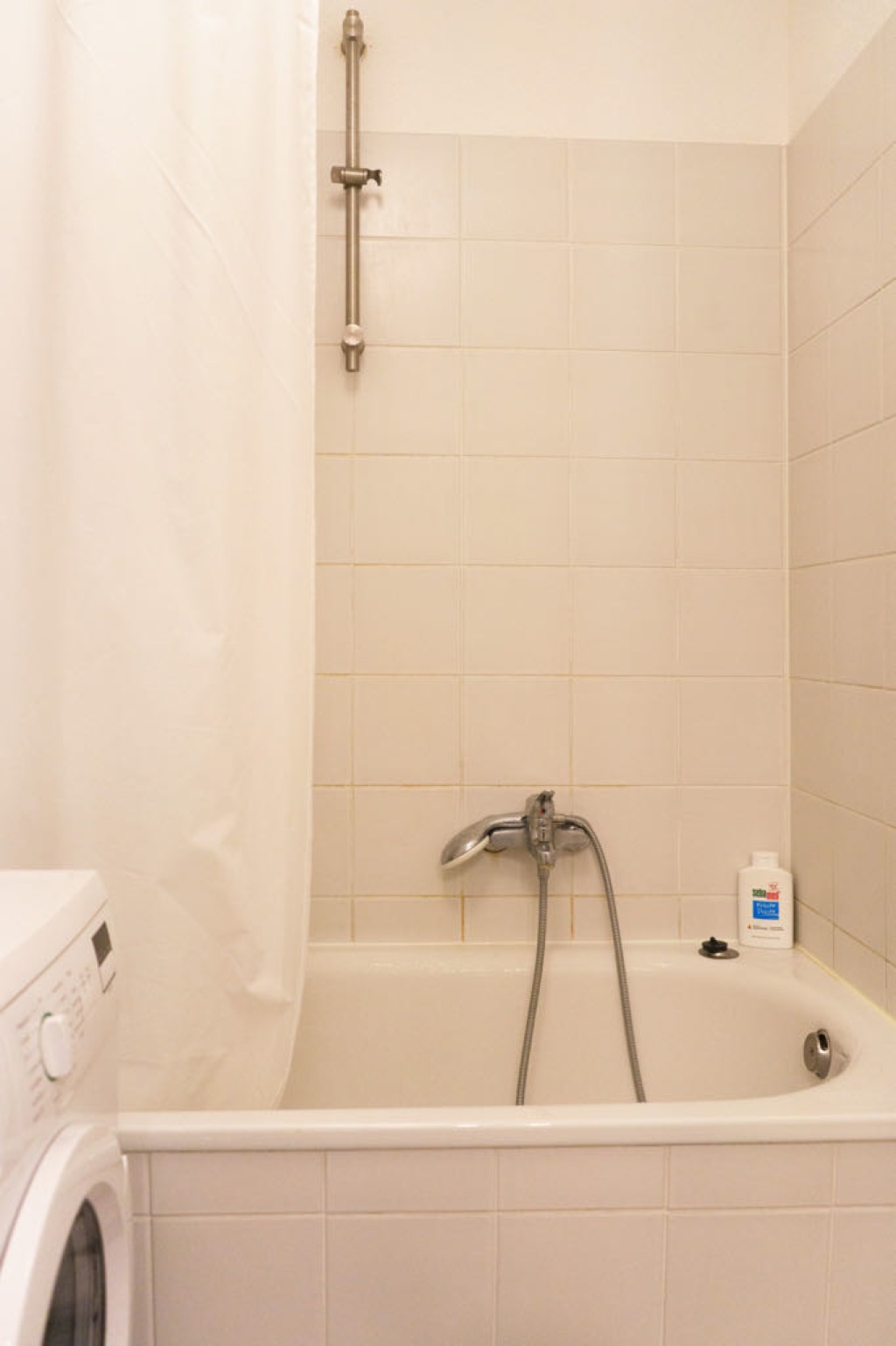 Flat Friedrichshain-Kreuzberg Willibald-Alexis Straße 4 - downstairs bathroom with shower + bath tub plus washing machine