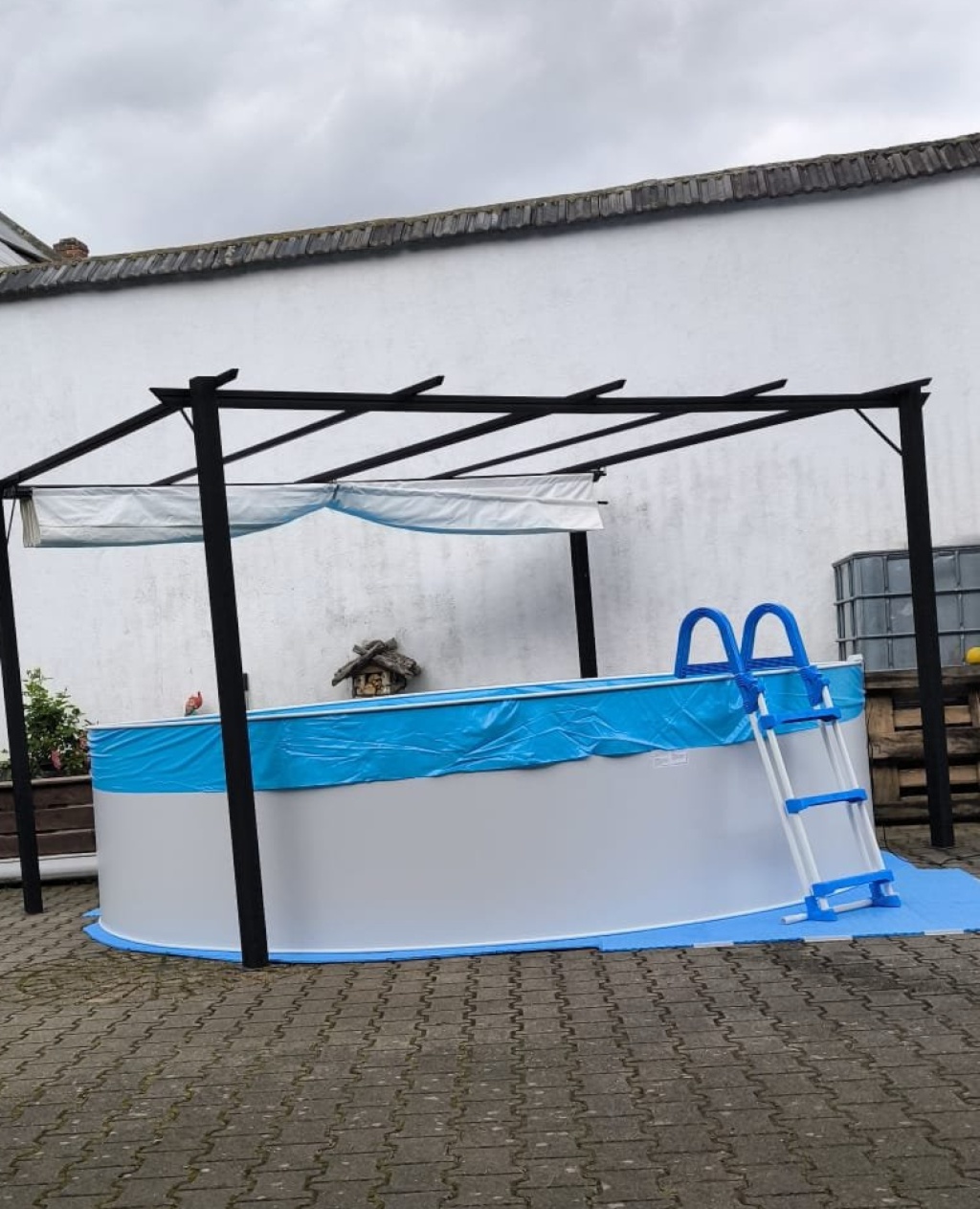 WG-Zimmer Jülich Mersch Alte Reichsstraße 28 - Pool auf dem Innenhof