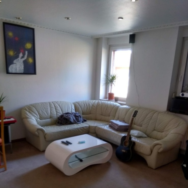 WG-Zimmer Jülich Mersch Alte Reichsstraße 28 - Aufenthalsraum mit Sofa und Beamer
