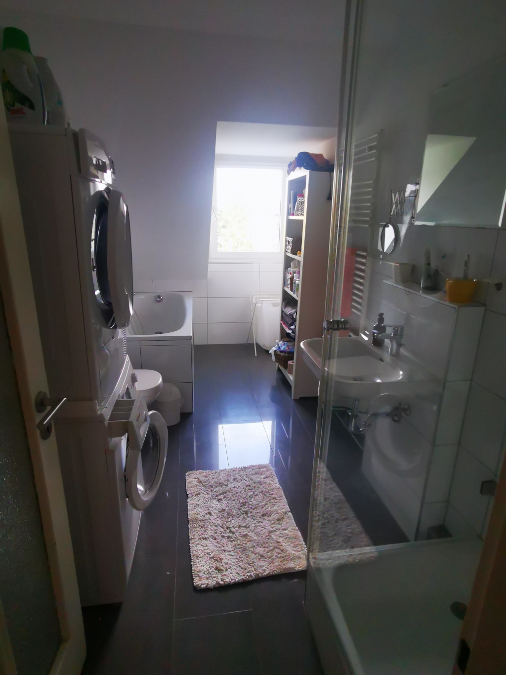 Flatshare Lindenthal Melatengürtel - Badezimmer mit Waschmaschine, Trockner, Badewanne und Dusche