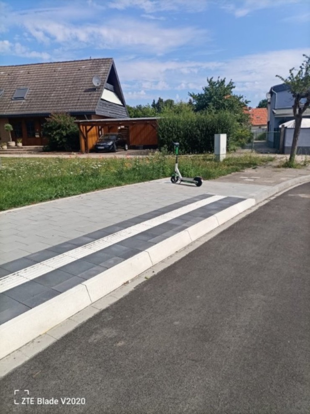 WG-Zimmer Jülich Mersch Alte Reichsstraße 28 - E Leihscooter vor dem Haus