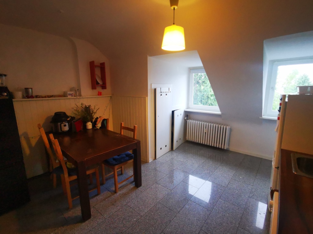 Flatshare Lindenthal Melatengürtel - Küche mit großem Esstisch sowie zwei kleinen Abstellkammer