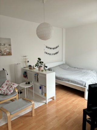 Anzeigenbild: Helle Wohnung mitten in den Quadraten – zentrale Lage, möbliert, mit Balkon ab 1.9., perfekt für eine 2-er WG geeignet