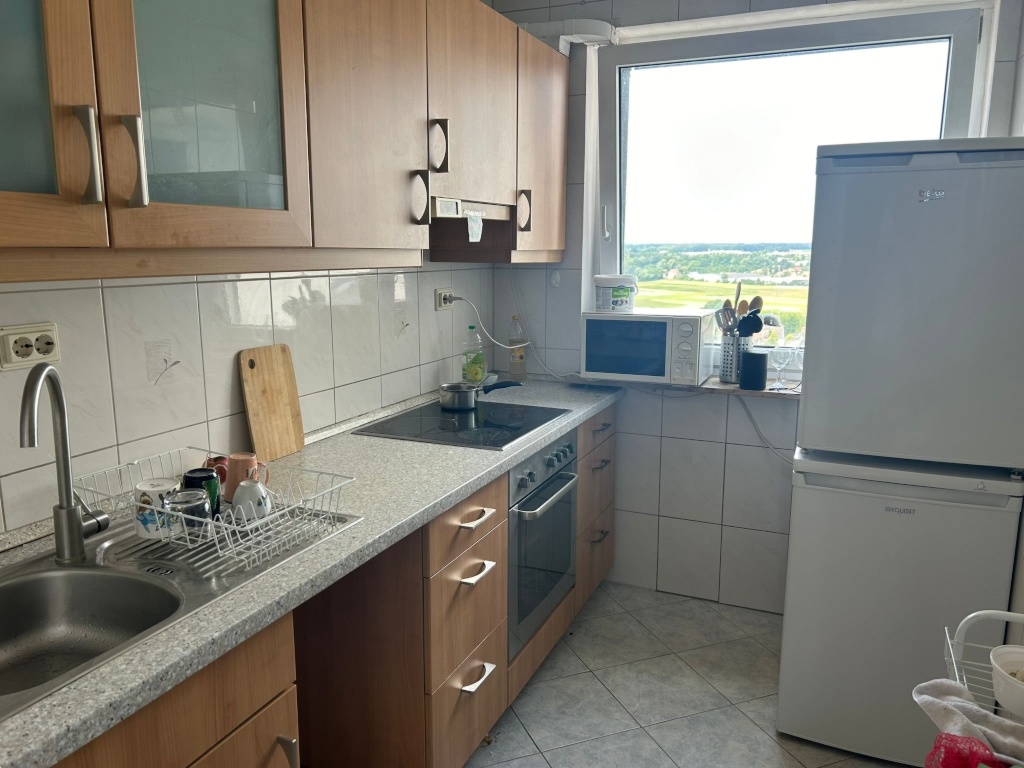 Sublet 1 room available in 3 room apartment (No city registration possible)