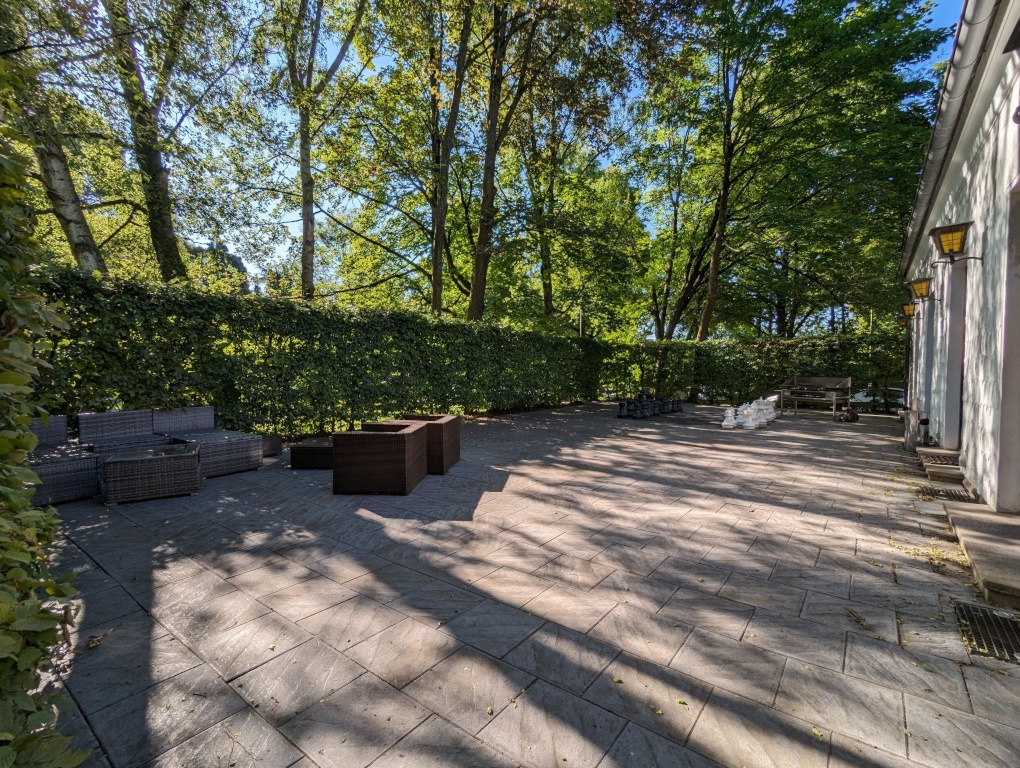 Habitación en WG Aachen Melatener Straße 48 - Terrasse mit Sitzecke, Grill und Schachbrett