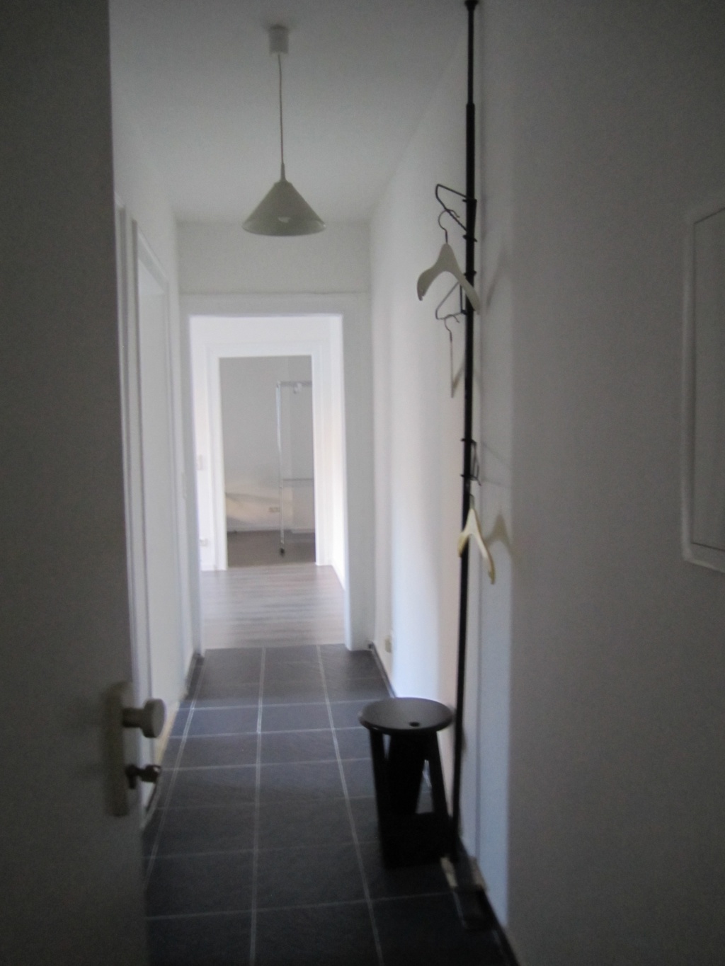 Flat flexibler Einzug gerne ab August möglich. 1 bis 4 Monate verfügbar Allersbergerstrasse - Eingang Flur