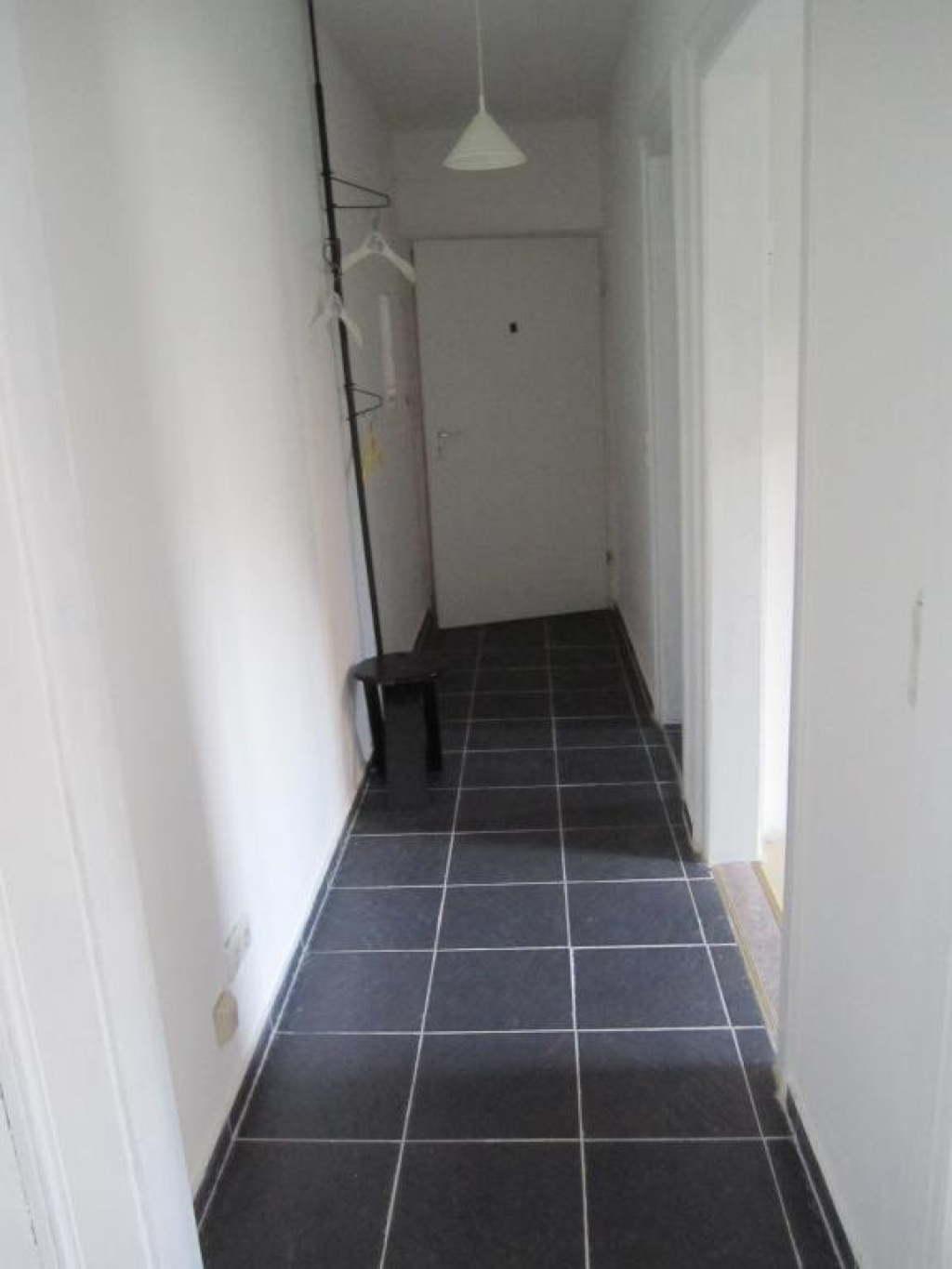 Flat flexibler Einzug gerne ab August möglich. 1 bis 4 Monate verfügbar Allersbergerstrasse - Ausgang Flur