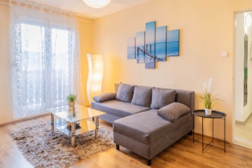 Ad image: EXCLUSIVE WOMEN OF THE MEDICINAL FACULT PECS WITH KLIMA, TV, PANORAMA, BALKON