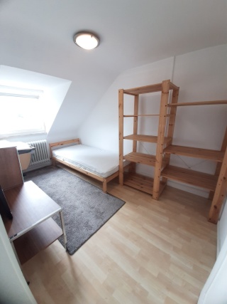 Anzeigenbild: möbliert ab 1.6.26 - helles DG-Zimmer in netter 3er WG - Nahe S--Bahn (Vaihingen)