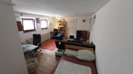 Anzeigenbild: Großes Zimmer mit eigenem Bad, riesige Gemeinschaftsräume, großer Garten